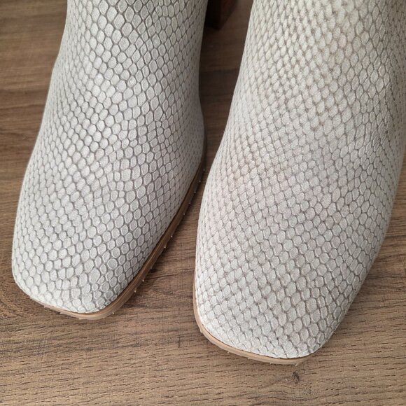 EUC LIKE NEW NYDJ CASSEY LEATHER STACKED HEELS SNAKESKIN TEXTURE BOOTS SIZE 10 - Picture 8 of 16
